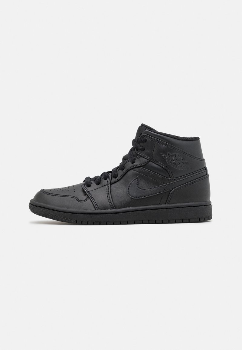 Baskets montantes noires avec lacets, semelle texturée et logo Nike swoosh cousu sur le côté, vues de profil gauche.