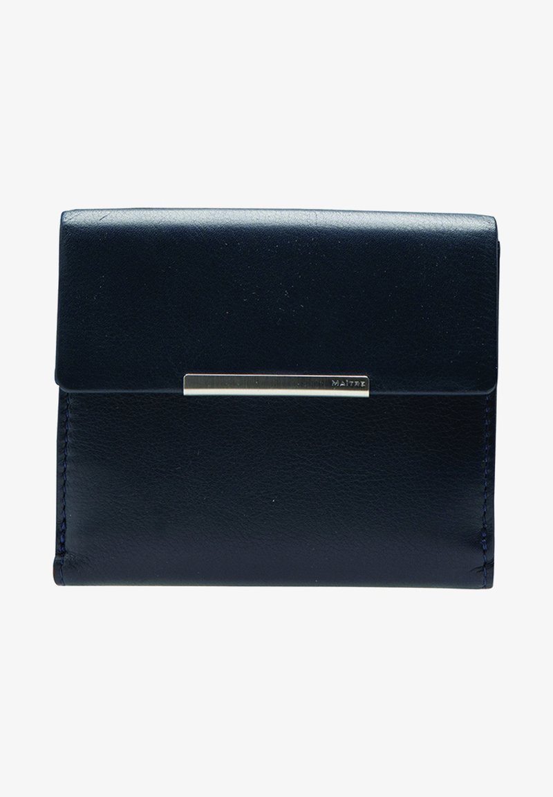 Cartera de cuero azul marino con un acabado texturizado, que presenta una barra de acento metálico plateado en la parte frontal y costuras visibles a lo largo de los bordes.
