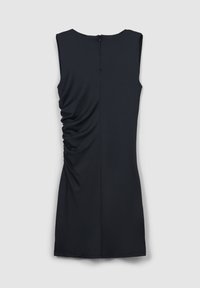 Ärmelloses schwarzes Kleid mit rundem Ausschnitt, gerafftem Detail auf der linken Seite und einem verdeckten Reißverschluss am Rücken. Glatte Stofftextur.