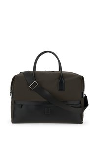 Sort og olivengrøn duffel taske lavet af holdbare materialer, med dobbelte håndtag, et justerbart rem og en tekstureret bundpanel.