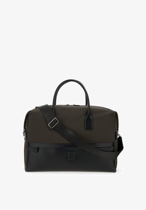 Czarna i oliwkowozielona torba sportowa wykonana z trwałych materiałów, z podwójnymi uchwytami, regulowanym paskiem i teksturowanym dolnym panelem.