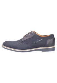 Chaussure à lacets bleu marine avec une tige en mesh texturé, des accents en cuir et une doublure contrastante beige. Présente une semelle grise et des œillets argentés.