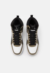 Höga sneakers med vit läder, olivgrön och svarta detaljer, svarta snören, vadderad krage och en dragflik bak.