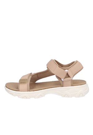 Sandalia beige con punta abierta, tiras ajustables de velcro, plantilla acolchada texturizada y suela gruesa blanca de goma con dibujo de la banda de rodadura.