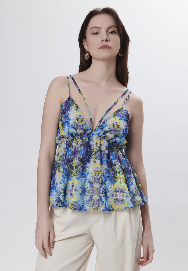 Top sin mangas con estampado floral en azul, amarillo y púrpura, con un escote en V profundo y fruncidos en la cintura, que cuenta con tirantes delgados y ajustables.