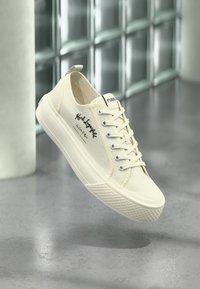 Επιλέχθηκε, off white