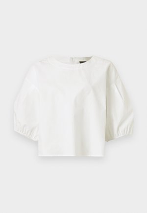 Blusa blanca de mujer con cuello redondo y mangas abullonadas tres cuartos, diseño liso, mostrada sobre un fondo gris.