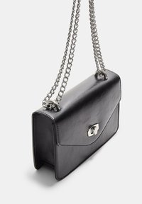 Borsa a tracolla in pelle nera con tracolla in catena argentata, forma rettangolare, chiusura a pattina, texture liscia e dettagli hardware in argento.