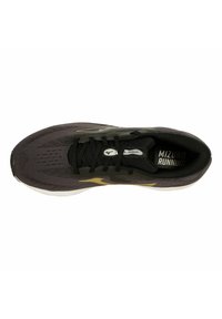 Scarpa da running Mizuno nera con tomaia in mesh traspirante, accenti riflettenti argento e suola intermedia bianca. Presenta un design con lacci.