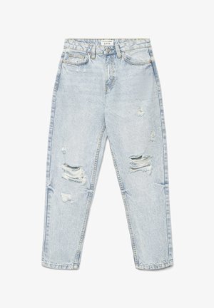 Jasnoniebieskie, podarte dżinsy z wysokim stanem, przednimi kieszeniami i postrzępionymi detalami na obu nogawkach, przedstawione na białym tle.