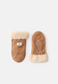 Manoplas de ante marrón con un lujoso puño de shearling crema, que presentan un contraste de costuras y una pequeña etiqueta con el logo de UGG.