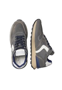 Sneakers grigi in suede con accenti blu navy, dotati di un logo bianco, lacci e suole in gomma testurizzata. Design classico con forma della punta arrotondata.