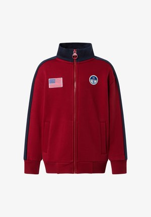 Giacca rossa con zip, dettagli blu navy, colletto alto, due tasche laterali e toppe con la bandiera americana e il logo sul petto.