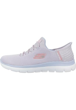 Baskets de sport violet clair avec une tige en maille texturée, fermeture à lacets et une semelle blanche rembourrée. Accents roses subtils sur le côté.