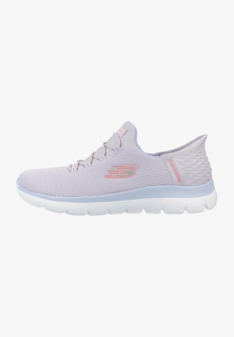 Zapatillas deportivas de color púrpura claro con parte superior de malla texturizada, cierre de cordones y una suela blanca acolchada. Detalles sutiles en rosa en el lateral.
