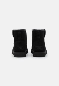 UGG CLASSIC MINI BAILEY ZIP - Botine clasice - black