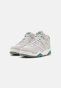 Sneakers alte in suede grigio chiaro con suole bianche e accenti in teal. Presentano lacci, collare imbottito e pannelli laterali testurizzati.
