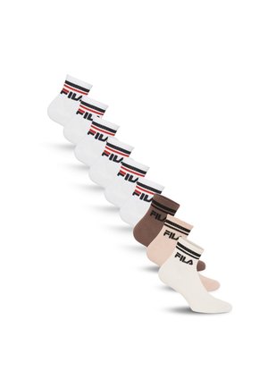 Neun Paar Knöchelsocken in Weiß, Braun, Beige und Creme, jeweils mit dem FILA-Logo und gestreiften Bändern oben.