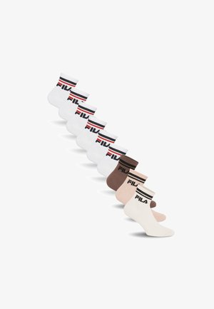 Neun Paar Knöchelsocken in Weiß, Braun, Beige und Creme, jeweils mit dem FILA-Logo und gestreiften Bändern oben.