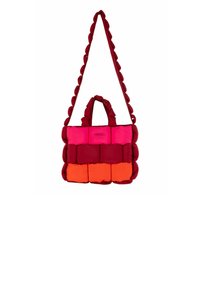 Gequilte totebag met rode, roze en oranje secties. Zachte stof met dubbele handvatten en een lange schouderband. Accentueert een pluffige textuur.