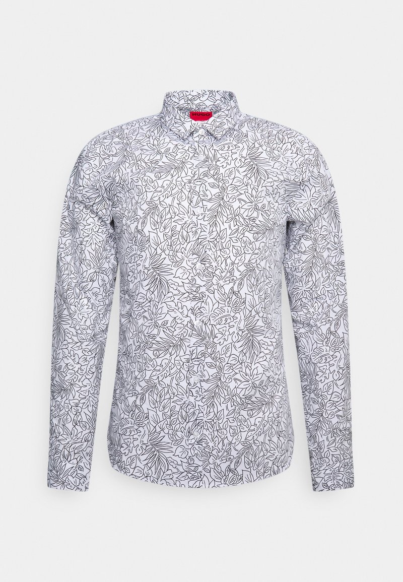 Chemise blanche à manches longues boutonnée avec un motif floral et feuilles en contour noir, col standard et étiquette de marque rouge à l'intérieur de l'encolure.