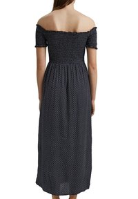 Abito maxi blu navy con spalle scoperte, maniche corte, corpetto arricciato e motivo geometrico bianco su tutto l'abito. Gonna fluida.
