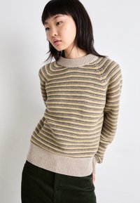 Gestreifter Pullover in Beige, Gelb und Grau. Verfügt über einen gerippten Rundhalsausschnitt und Ärmelbündchen sowie eine strukturierte Strickstruktur.