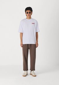 Abercrombie & Fitch ESSENTIAL CINCH - Tracksuit bottoms - hot fudge