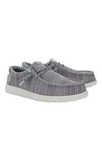 Graue, gestrickte Freizeitschuhe mit einer strukturierten Oberseite, weiß gesprenkelter Sohle und kleinem Logo. Enthält Schnür- und elastische Akzente.