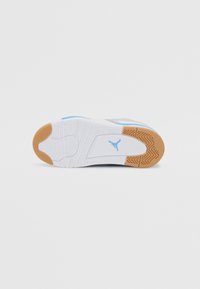 Suola di scarpa atletica bianca con accenti blu chiaro e una sezione in gomma. Presenta motivi testurizzati e un design del logo prominente.