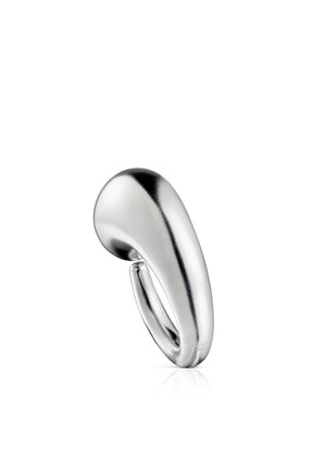 Anello in metallo argentato caratterizzato da un design liscio e curvo, con una forma scultorea e una texture riflettente. Stile minimalista senza ulteriori decorazioni.