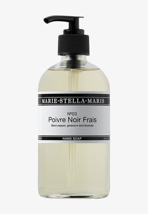Bouteille en verre transparent avec une pompe noire, contenant du savon liquide pour les mains. L'étiquette indique "N°03 Poivre Noir Frais" avec des notes de poivre noir, de géranium et de lavande.