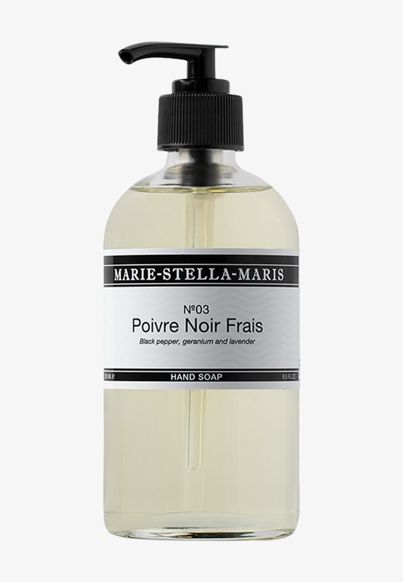 Bouteille en verre transparent avec une pompe noire, contenant du savon liquide pour les mains. L'étiquette indique "N°03 Poivre Noir Frais" avec des notes de poivre noir, de géranium et de lavande.