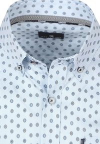 Hellblaues Hemd mit einem gestreiften Muster und kleinen, kreisförmigen Designs. Verfügt über einen Kent-Kragen und kontrastierende Details im Innenbereich des Kragens.