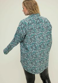 Camicia a maniche lunghe con un motivo paisley verde acqua e nero, realizzata in tessuto leggero con colletto e orlo curvo.