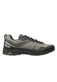 Scarpa da escursionismo con una parte superiore in mesh grigia e dettagli in gomma nera. Presenta una suola resistente contrassegnata da Vibram, progettata per trazione e supporto.