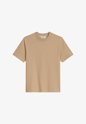 Beżowa koszulka z miękkiej bawełny, z dekoltem typu crew i krótkimi rękawami, o prostej, gładkiej fakturze bez widocznych wzorów.