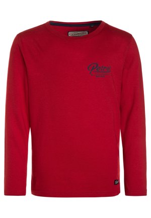 Rød langærmet crewneck-shirt med lille mørkeblåt "Petrol" logo på venstre bryst og en sort mærketag nederst ved sømmen.