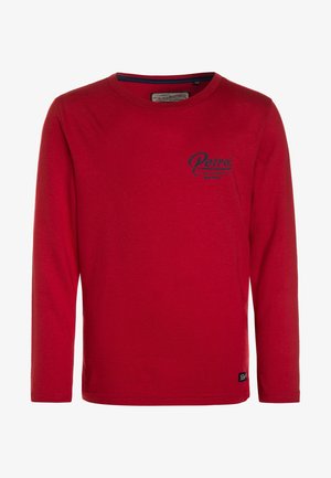 Rød langærmet crewneck-shirt med lille mørkeblåt "Petrol" logo på venstre bryst og en sort mærketag nederst ved sømmen.