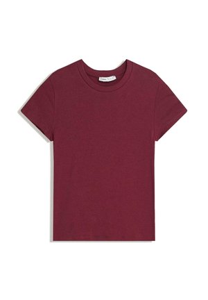 Tricou cu mânecă scurtă și decolteu rotund în culoare roșu închis uniform, așezat pe o suprafață albă.