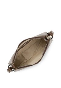 Borsa a tracolla in pelle marrone con chiusura a zip, esterno liscio e rivestimento interno beige. Presenta un accessorio in metallo rotondo e un design minimalista.