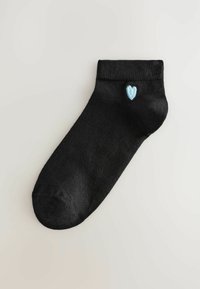 Crna anklet čarapa od glatkog materijala s svijetloplavim srcem izvezenim na vanjskoj strani. Ima rebrasti rub za čvrsto pristajanje.