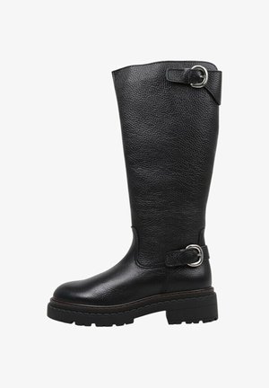 Bota de cuero negra hasta la rodilla con un acabado texturizado, suela de goma plana y detalle de hebilla en la parte superior, con un diseño de punta redondeada.