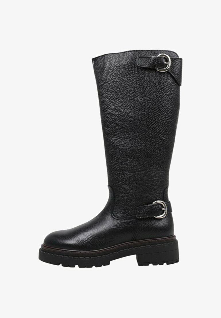 Bota de cuero negra hasta la rodilla con un acabado texturizado, suela de goma plana y detalle de hebilla en la parte superior, con un diseño de punta redondeada.