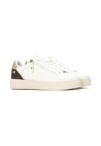 Zapatillas blancas con superficie texturizada, acentos en negro y dorado contrastantes, suela de goma plana y cordones. Detalle de cremallera lateral con herrajes dorados.