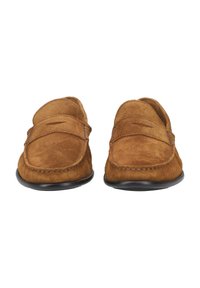 Braune Wildlederloafer mit runder Zehenform, dekorativer Naht entlang der Oberseite und einer glatten schwarzen Gummisohle. Weiche Textur und schlichtes Design.