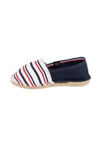 Chaussure espadrille à enfiler avec talon bleu marine, bout blanc orné de rayures rouges et bleu marine, et semelle en jute tressé.