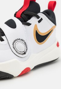 Nike Performance TEAM HUSTLE D 11 - Chaussures de basket - white/black/metallic gold/university red