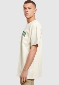 Merchcode BOSTON HEAVY - T-shirts med print - sand
