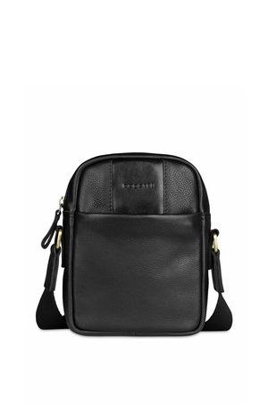Bolso bandolera de cuero negro con bolsillo delantero, cierre de cremallera, correa ajustable y logo de marca en relieve en la parte superior central.
